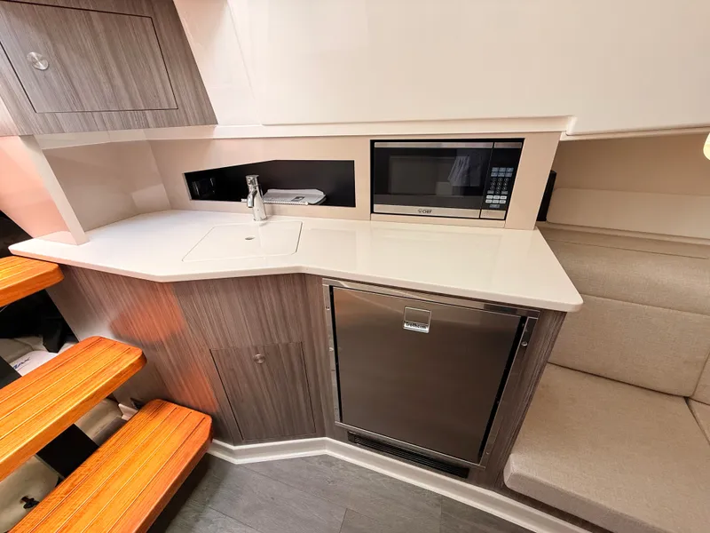 Slide: The Image of Sea Ray Sundancer 370 Outboard 2023 - 72