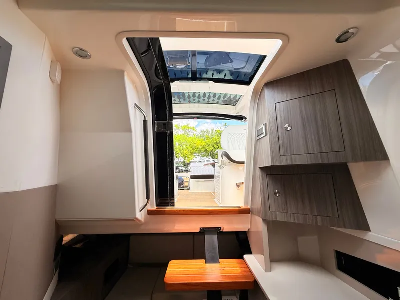 Slide: The Image of Sea Ray Sundancer 370 Outboard 2023 - 81