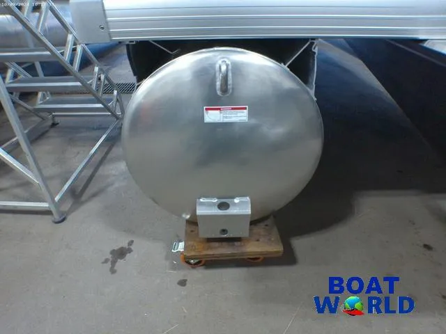 Slide: The Image of 2025 Princecraft Vectra 23 RL pontoon boat undercarriage at Boat World showroom. - 35