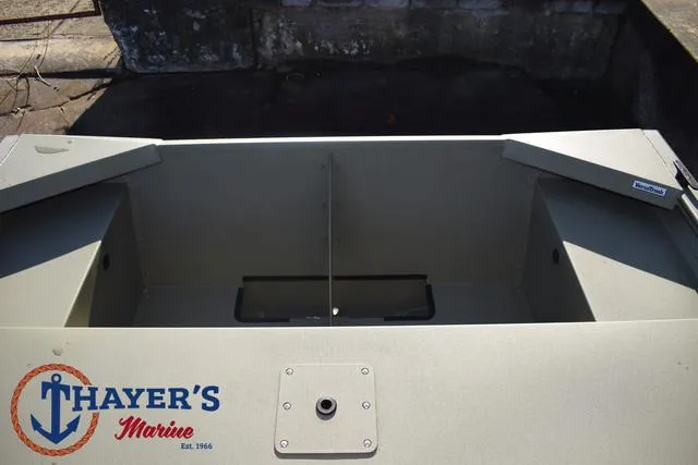 Slide: The Image of Tracker Grizzly 1648 Jon 2025 - 10