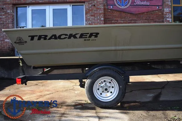 Slide: The Image of Tracker Grizzly 1648 Jon 2025 - 5