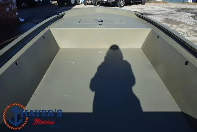 Slide: The Image of Tracker Grizzly 1648 Jon 2025 - 9