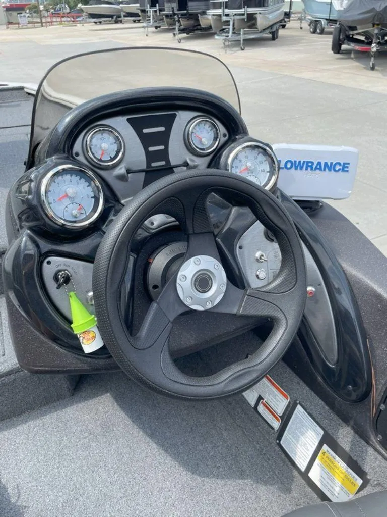 Slide: The Image of Tracker Pro Team 175 TX 2023 - 11