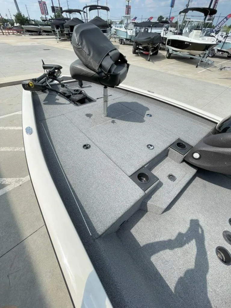 Slide: The Image of Tracker Pro Team 175 TX 2023 - 9