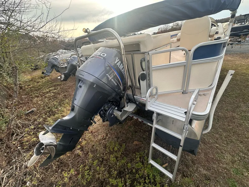 Slide: The Image of 2010 Sweetwater 2586RE Sport 4gate boat with Yamaha outboard motor and ladder. - 4