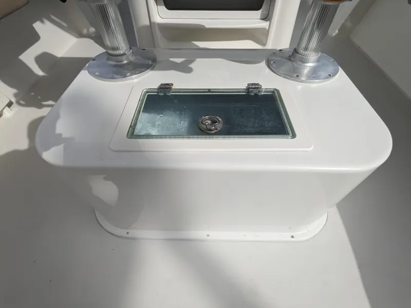 Slide: The Image of 2019 Parker 2500 SE Center Console livewell with glass lid and rod holders. - 9