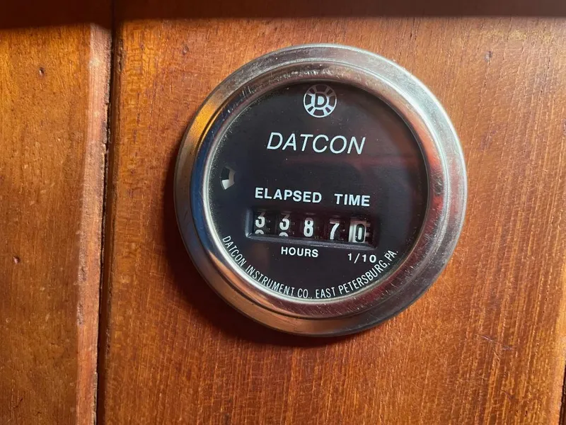 Slide: The Image of Elapsed time gauge on 1979 C & L Explorer Center Cockpit Cutter, showing 3,287 hours. - 26