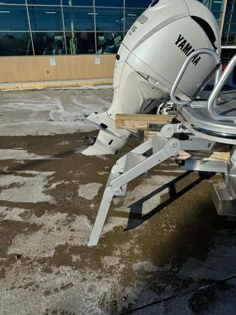 Slide: The Image of 2024 Bennington 25 QFB with Yamaha outboard motor on display. - 4