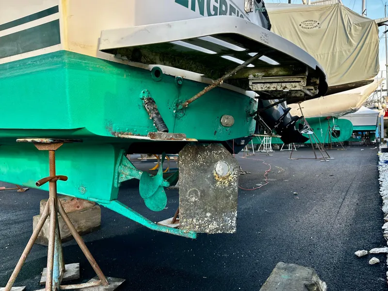 Slide: The Image of 2000 Mainship Pilot 30 Sedan boat on stands, showing propeller and rudder details. - 32