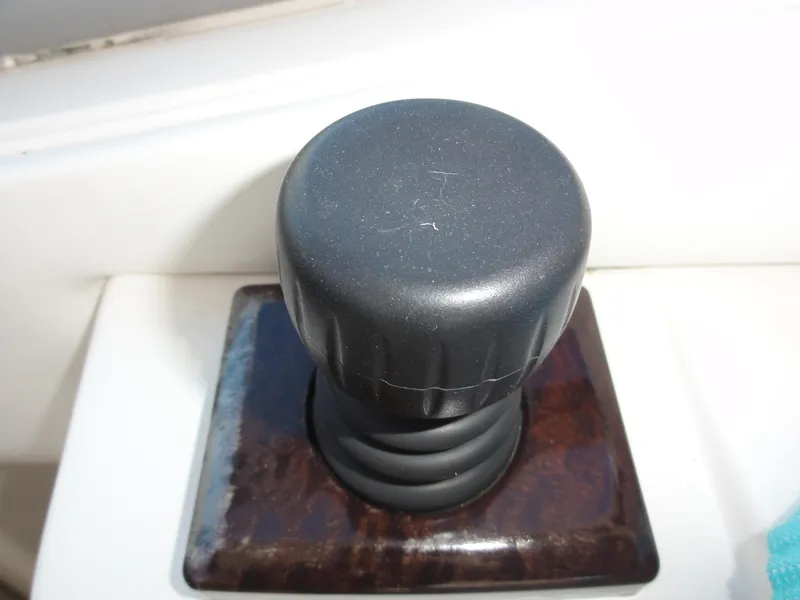 Slide: The Image of Black control knob on 2009 Sea Ray 310 Sundancer boat. - 14