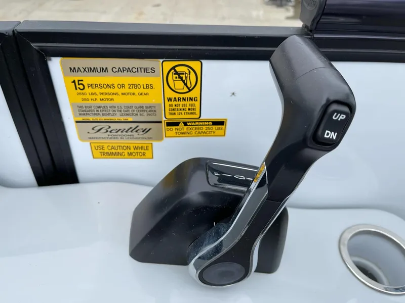 Slide: The Image of Bentley Pontoons Elite 223 Swingback 2022 throttle control with capacity warning label. - 19