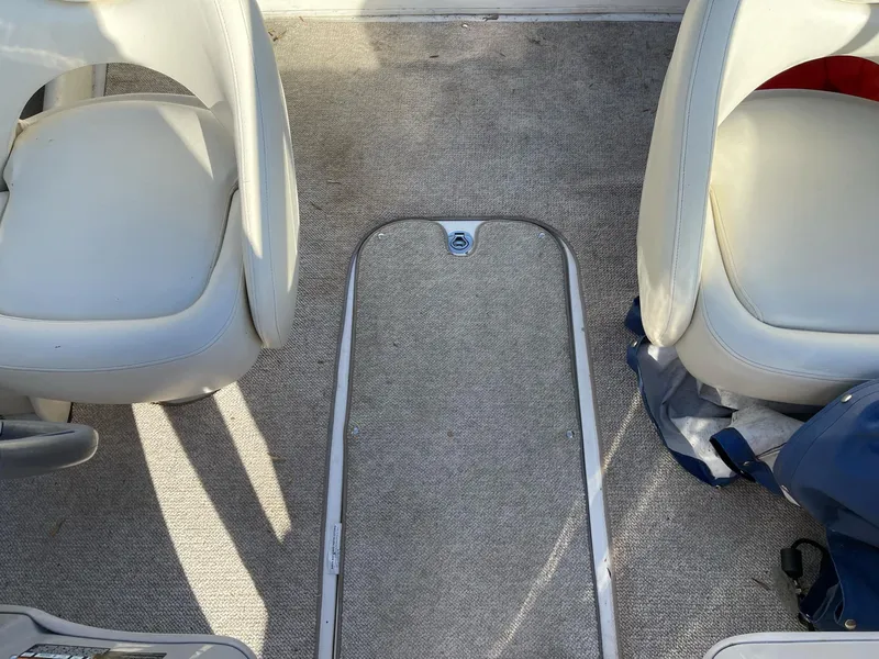 Slide: The Image of Interior of a 2007 Maxum 1900 SR-3 boat with white seats and carpeted floor. - 10