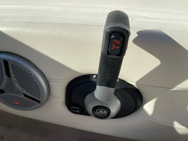 Slide: The Image of Throttle control lever on a 2007 Maxum 1900 SR-3 boat interior. - 15