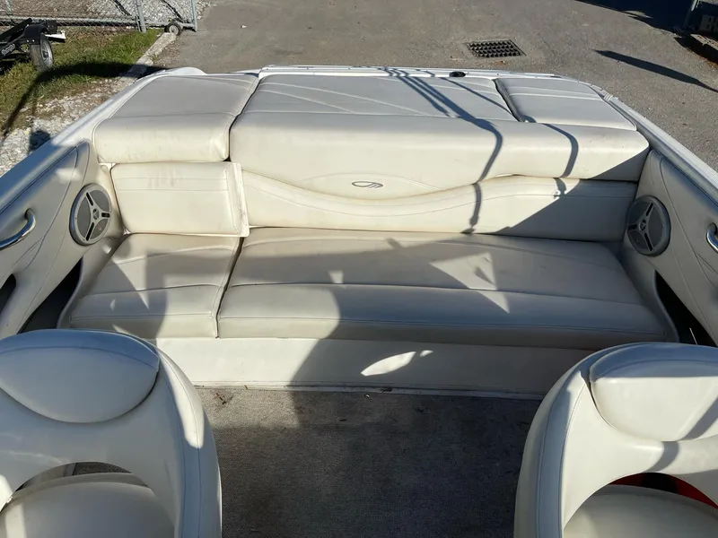 Slide: The Image of 2007 Maxum 1900 SR-3 boat interior with white leather seating. - 8