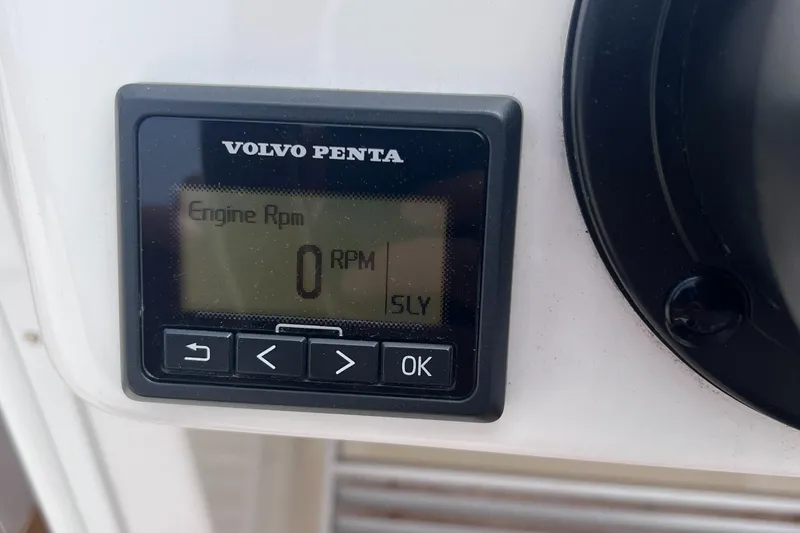 Slide: The Image of Volvo Penta engine RPM display on 2011 Hunt Yachts Harrier 25, showing zero RPM. - 13
