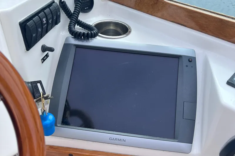 Slide: The Image of Garmin navigation system on 2011 Hunt Yachts Harrier 25 dashboard. - 15