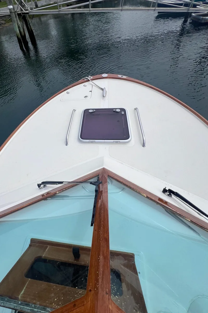 Slide: The Image of 2011 Hunt Yachts Harrier 25 bow view at marina. - 5