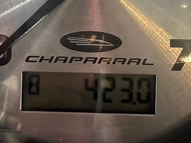 Slide: The Image of Chaparral Sunesta 243 2002 dashboard displaying 423.0 hours. - 28