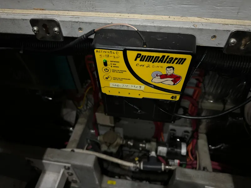 Slide: The Image of Pump alarm system in a 2001 Silverton 410 Sport Bridge boat. - 46