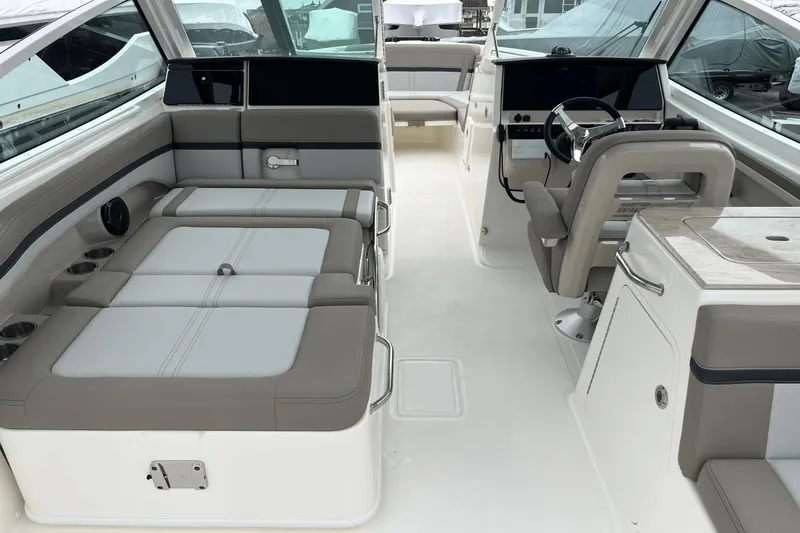 Slide: The Image of Boston Whaler 280 Vantage 2025 - 10
