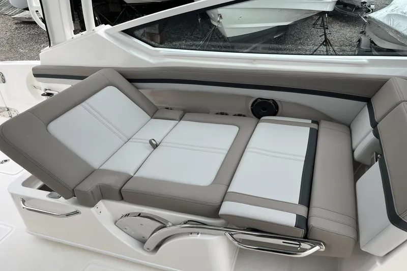 Slide: The Image of Boston Whaler 280 Vantage 2025 - 11