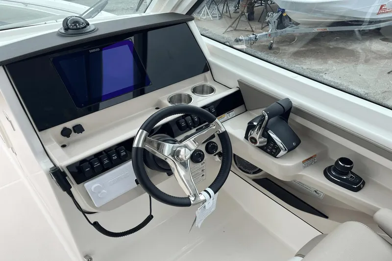Slide: The Image of Boston Whaler 280 Vantage 2025 - 12