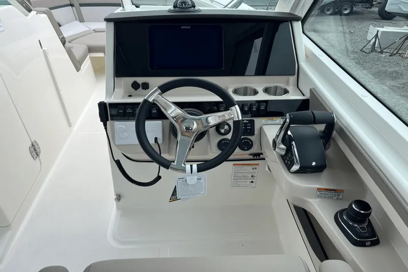 Slide: The Image of Boston Whaler 280 Vantage 2025 - 13