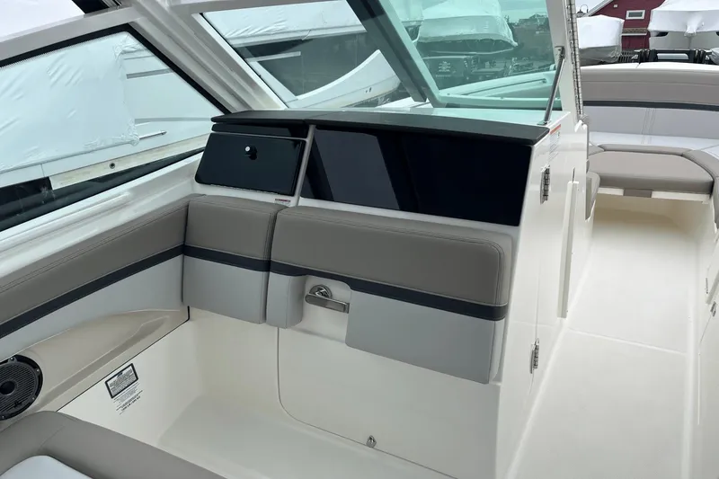 Slide: The Image of Boston Whaler 280 Vantage 2025 - 14
