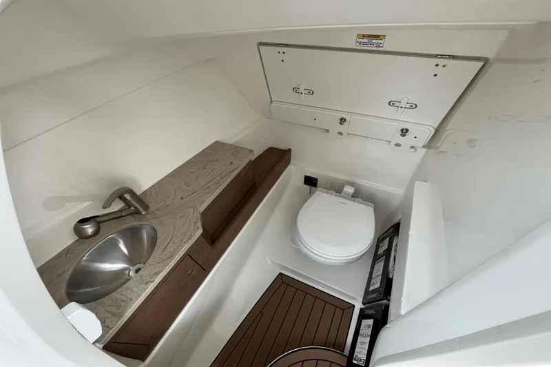 Slide: The Image of Boston Whaler 280 Vantage 2025 - 15