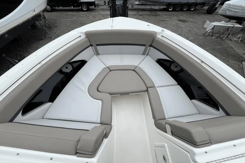 Slide: The Image of Boston Whaler 280 Vantage 2025 - 16