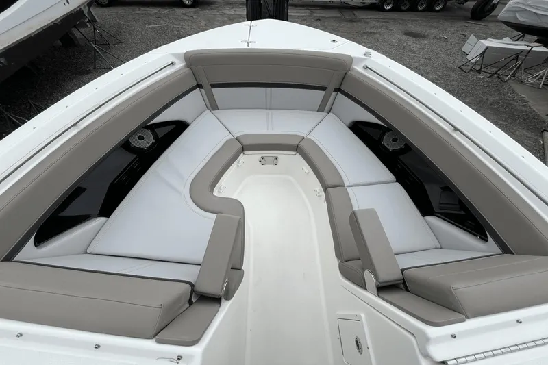 Slide: The Image of Boston Whaler 280 Vantage 2025 - 17