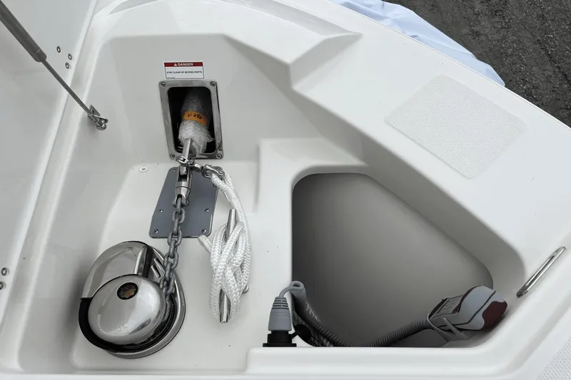 Slide: The Image of Boston Whaler 280 Vantage 2025 - 18