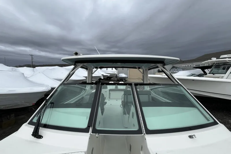 Slide: The Image of Boston Whaler 280 Vantage 2025 - 19