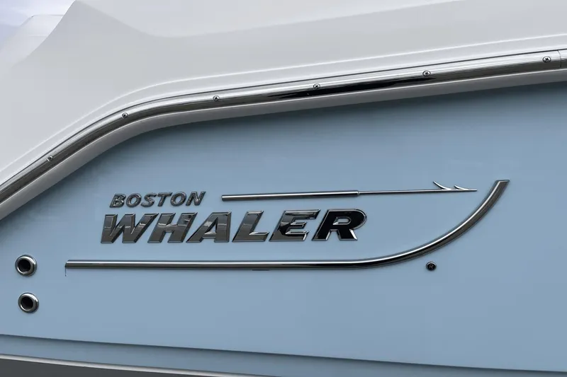 Slide: The Image of Boston Whaler 280 Vantage 2025 - 21