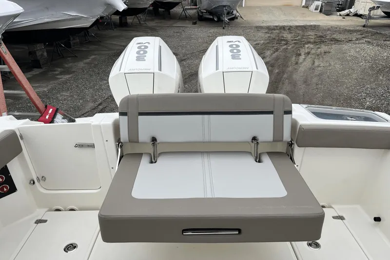 Slide: The Image of Boston Whaler 280 Vantage 2025 - 3