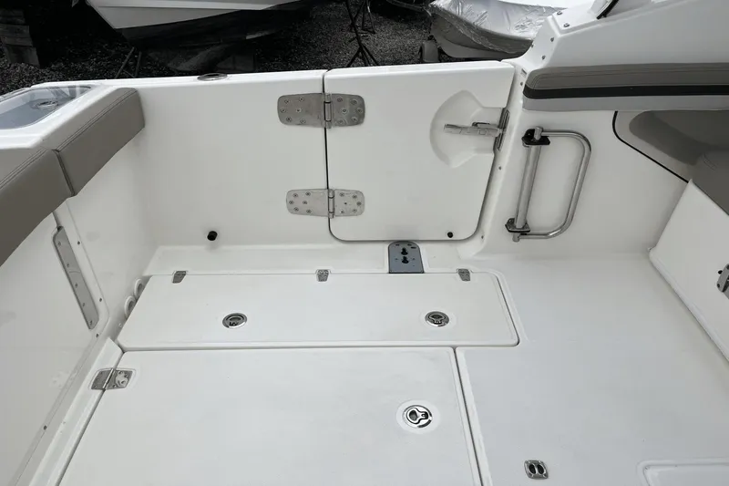 Slide: The Image of Boston Whaler 280 Vantage 2025 - 4