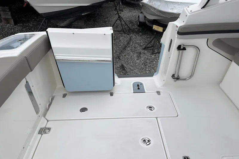 Slide: The Image of Boston Whaler 280 Vantage 2025 - 5