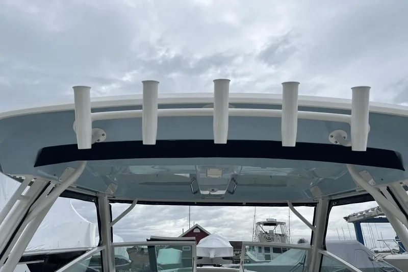 Slide: The Image of Boston Whaler 280 Vantage 2025 - 6