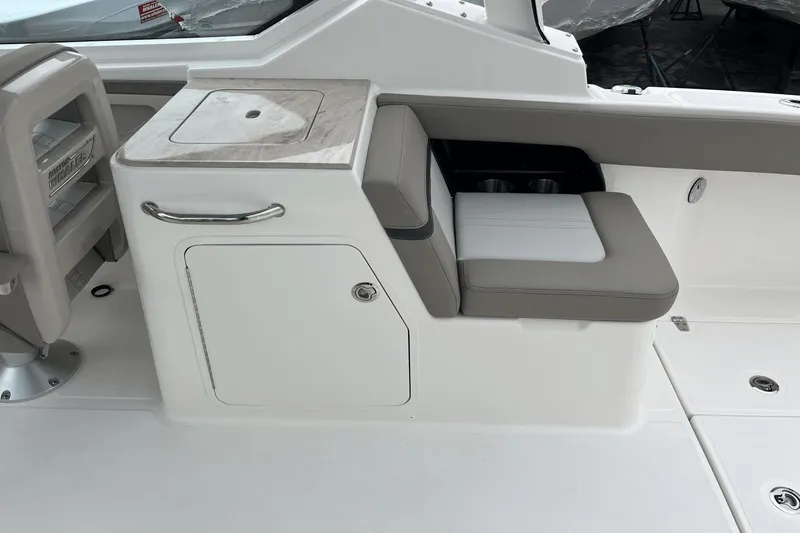 Slide: The Image of Boston Whaler 280 Vantage 2025 - 7
