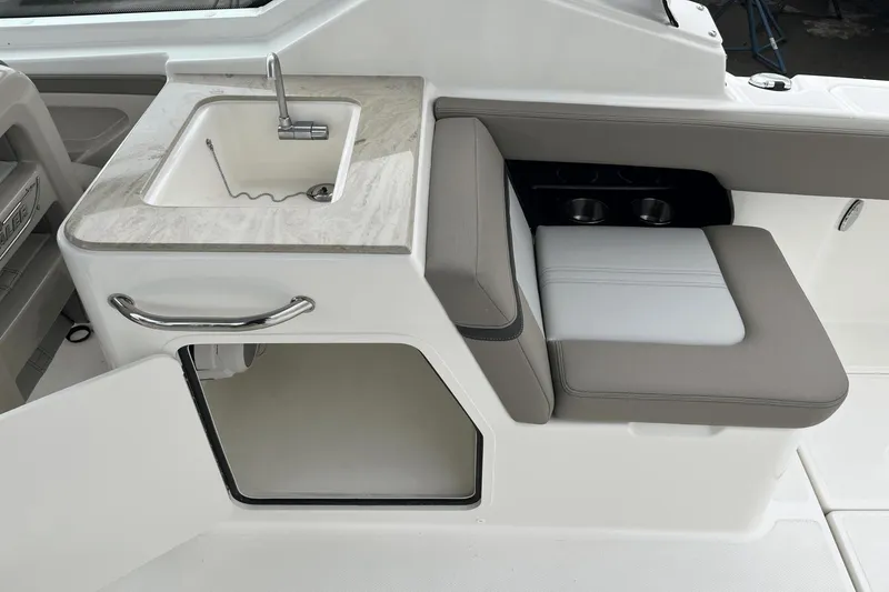 Slide: The Image of Boston Whaler 280 Vantage 2025 - 8