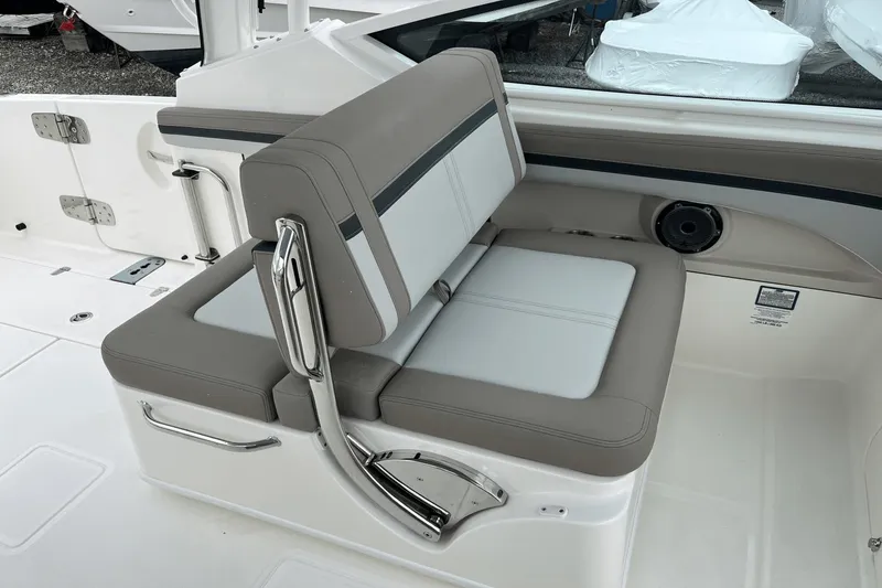 Slide: The Image of Boston Whaler 280 Vantage 2025 - 9