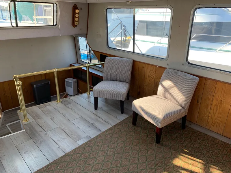 Slide: The Image of Interior of 1996 Harbor Master 460 WIDEBODY with chairs and windows. - 7