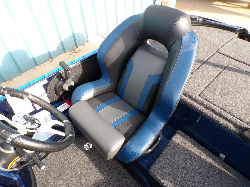 Slide: The Image of 2025 Nitro Z18 Pro boat seat with blue and gray upholstery. - 19