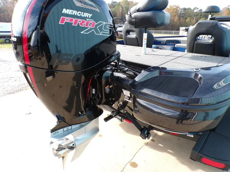 Slide: The Image of 2025 Nitro Z18 Pro boat with Mercury Pro XS 150 engine. - 7