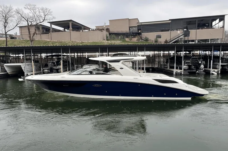Slide: The Image of Sea Ray SLX 350 2025 - 1