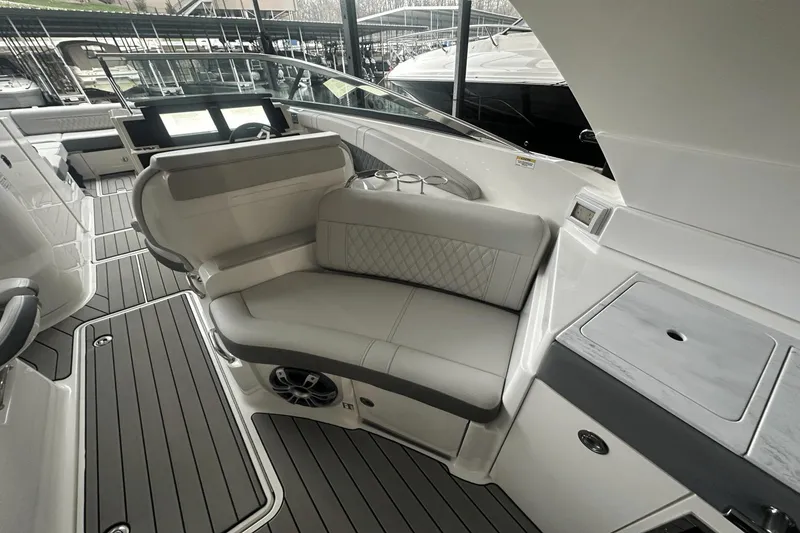 Slide: The Image of Sea Ray SLX 350 2025 - 10