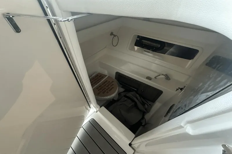 Slide: The Image of Sea Ray SLX 350 2025 - 11