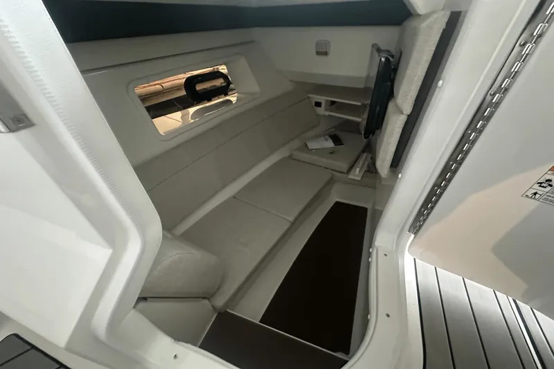 Slide: The Image of Sea Ray SLX 350 2025 - 12