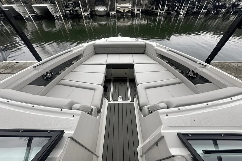 Slide: The Image of Sea Ray SLX 350 2025 - 15