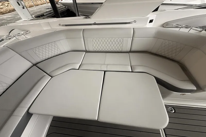 Slide: The Image of Sea Ray SLX 350 2025 - 16